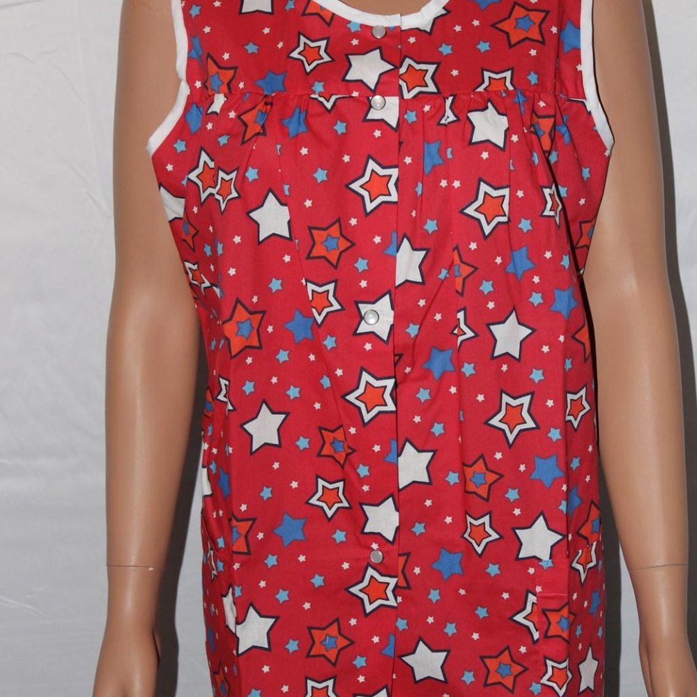 NEW – EASY ESSENTIALS SNAP FRONT SMOCK COBBLER APRON RED STARS M XL 1X 2X 3X 4X